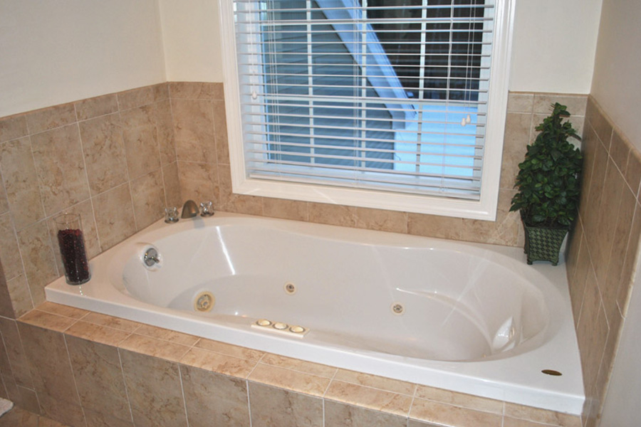 bathroom jetted tub